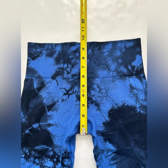 Lululemon Blue and Black Tie Dye In The Flow Crop Leggings Sz 4 - Picture 7 of 8